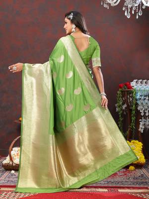 Women's latest design green color soft silk saree with blouse piece 3