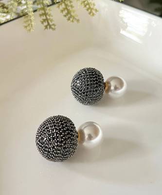 Black double-sided dazzle studs 1