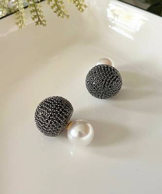Black double-sided dazzle studs 2