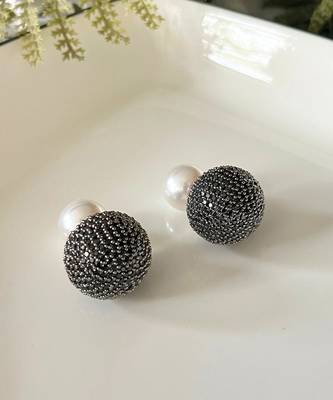 Black double-sided dazzle studs 3