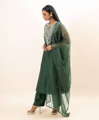 Sap green embroidered kurta set 2
