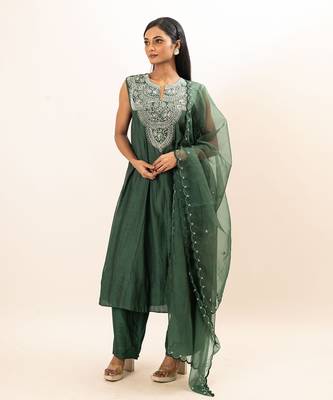 Sap green embroidered kurta set 3