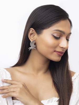Silver plated horse fly earring 2