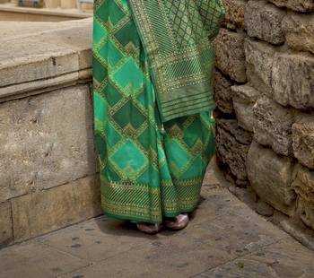 Kimisha women's green silk blend saree with unstitched blouse piece 3