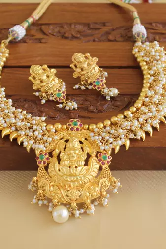 Gold platted pearl temple necklace set