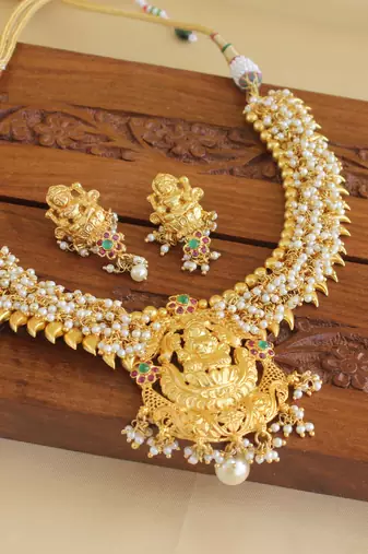 Gold platted pearl temple necklace set