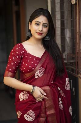 Red soft cotton crape silk saree with unstitched blouse piece 3
