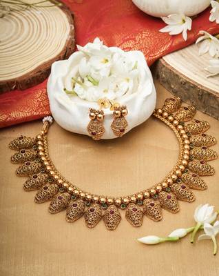 Necklace Set and Pair of Earrings with Gold-Plated Diamond Shaped Design 1