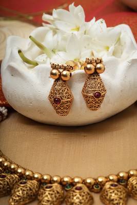 Necklace Set and Pair of Earrings with Gold-Plated Diamond Shaped Design 3