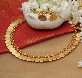 Golden Radiance Ensemble: Necklace Set and Pair of Earrings 1