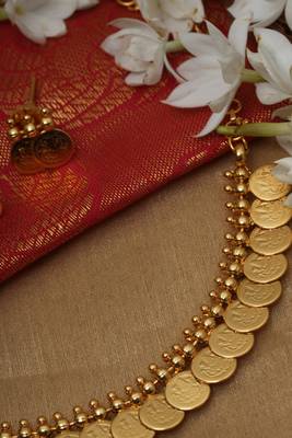 Golden Radiance Ensemble: Necklace Set and Pair of Earrings 2