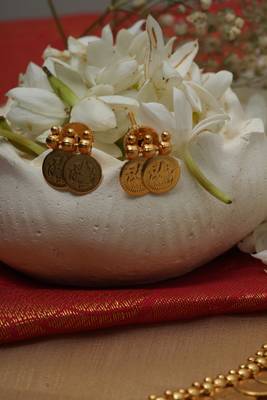 Golden Radiance Ensemble: Necklace Set and Pair of Earrings 3