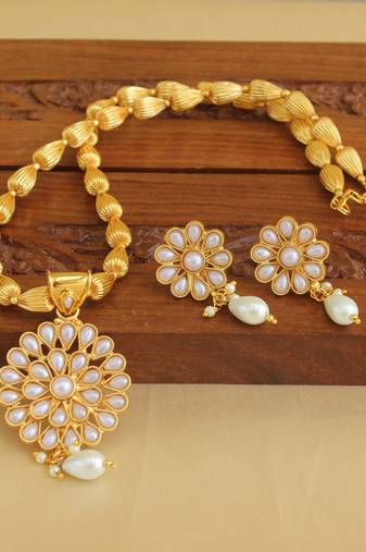 Gold platted kempu necklace set