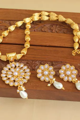 Gold platted kempu necklace set