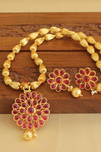 Gold platted kempu necklace set