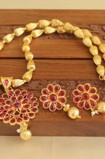 Gold platted kempu necklace set