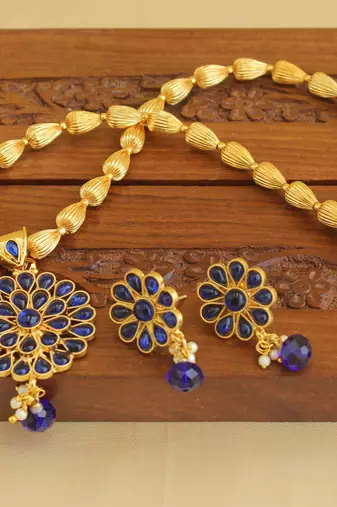 Gold platted kempu necklace set