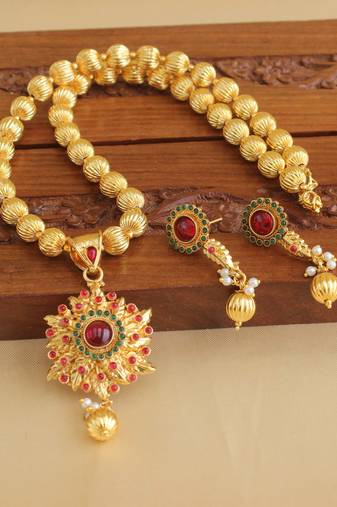Gold platted design necklace set