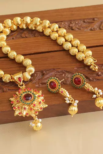 Gold platted design necklace set