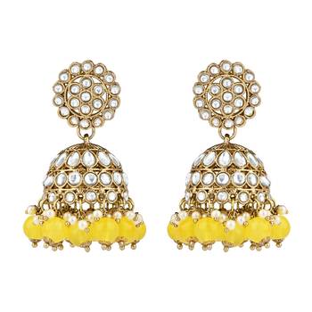 traditional kundan pearl choker necklace with jhumki earrings & maang tikka set  3