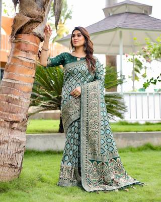 Green Banarasi Silk Blend Zari Weaving Saree With Blouse For Women 2