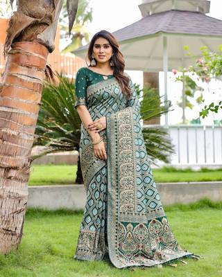 Green Banarasi Silk Blend Zari Weaving Saree With Blouse For Women 3