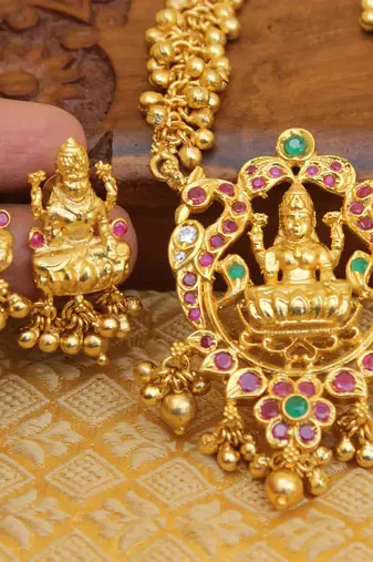 Gold platted ruby temple muvva long necklace with screw back earring