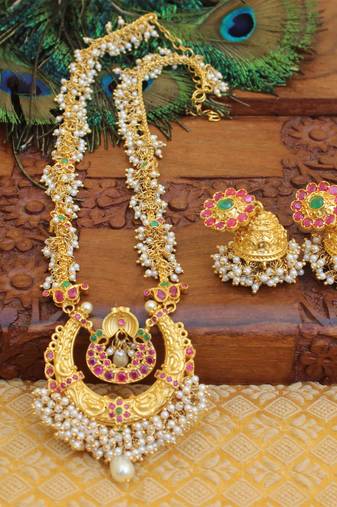 Gold platted kempu peacock pearl long necklace with screw back earring
