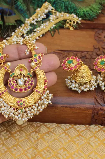 Gold platted kempu peacock pearl long necklace with screw back earring