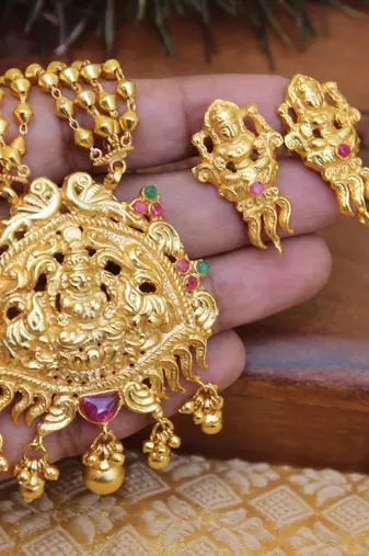 Gold platted kempu peacock temple long necklace with screw back earring