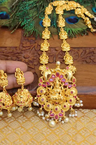 Gold platted kempu pearl temple long necklace with screw back earring