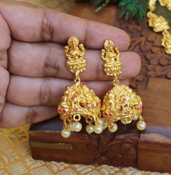 Gold platted kempu pearl temple long necklace with screw back earring 3
