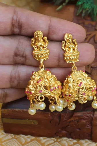 Gold platted kempu pearl temple long necklace with screw back earring