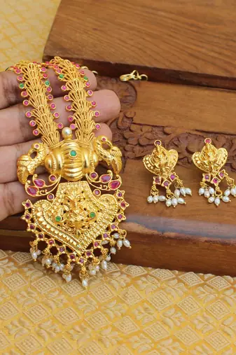 Gold platted kempu temple long necklace with screw back earring