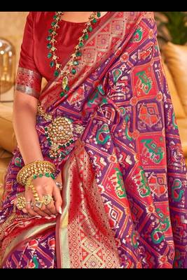 Lyuson  designer  patola with rich golden zari weaving pallu & border with designer  pure silk bloues 3