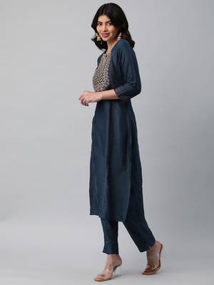 A line kurta with beautiful zari and resham embroidery. 3