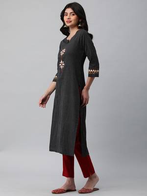 Straight cut kurta on woven cotton fabric with block print. 3