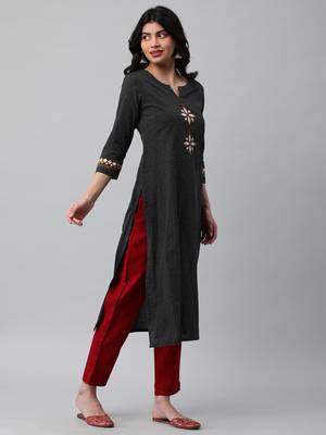 Straight cut kurta on woven cotton fabric with block print. 4