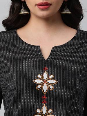 Straight cut kurta on woven cotton fabric with block print. 5