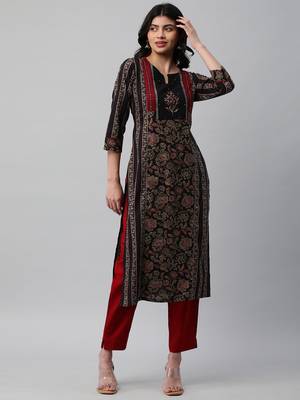 Straight panelled kurta with blockprint & sequin handwork. 1