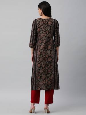 Straight panelled kurta with blockprint & sequin handwork. 2