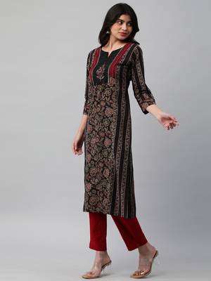 Straight panelled kurta with blockprint & sequin handwork. 3