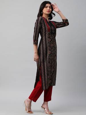 Straight panelled kurta with blockprint & sequin handwork. 4