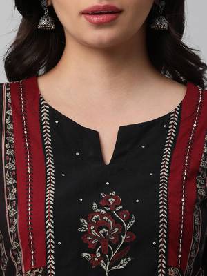Straight panelled kurta with blockprint & sequin handwork. 5