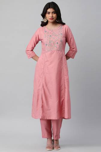 A shoulder princess kurta with the detail of contrasting stitch lines.