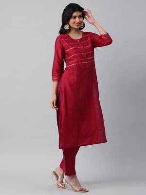 A visoce two colour fabric straight kurta with sequin embellishment. 4