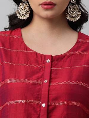 A visoce two colour fabric straight kurta with sequin embellishment. 5
