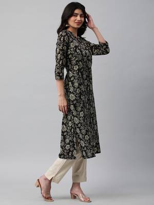 A line cotton printed kurta with center placket. 3