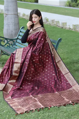 Silk Blend Saree With Copper And Golden Zari Weaved Border And Rich Pallu 