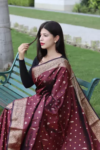 Silk Blend Saree With Copper And Golden Zari Weaved Border And Rich Pallu 